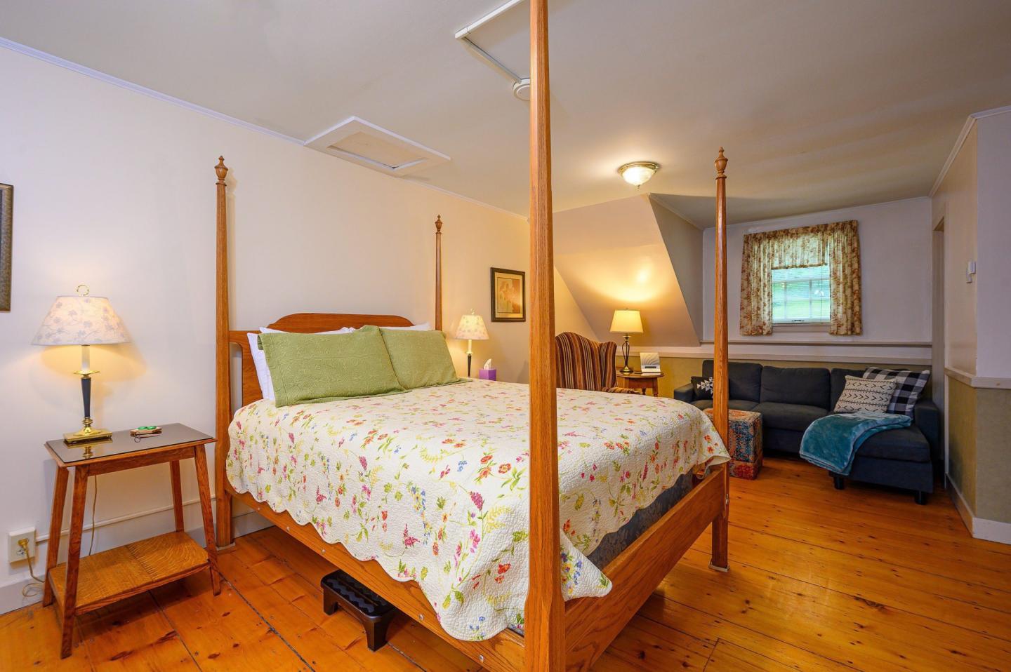 Brass Lantern Inn