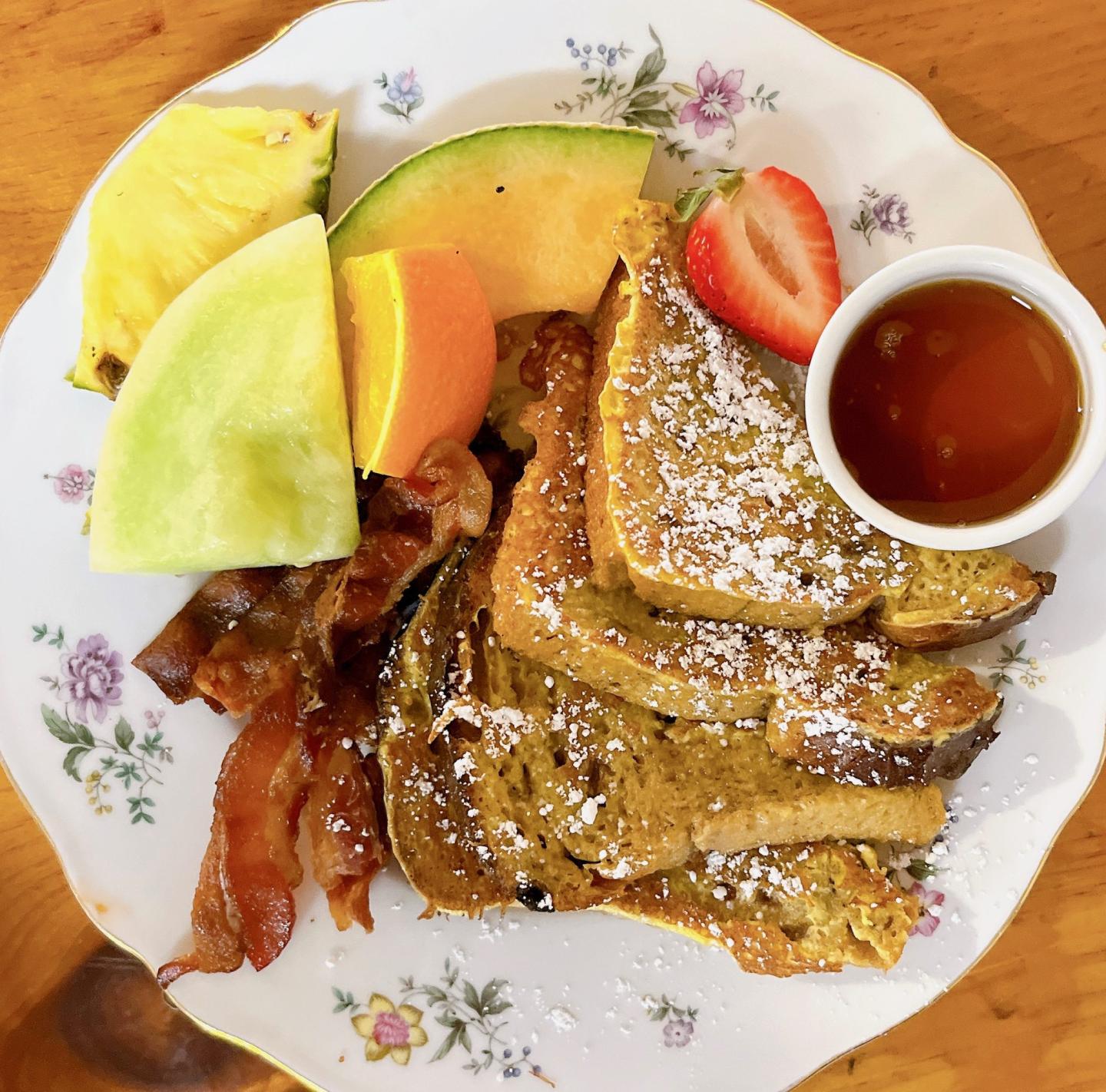 Round Hearth Café, Marketplace and Lodge