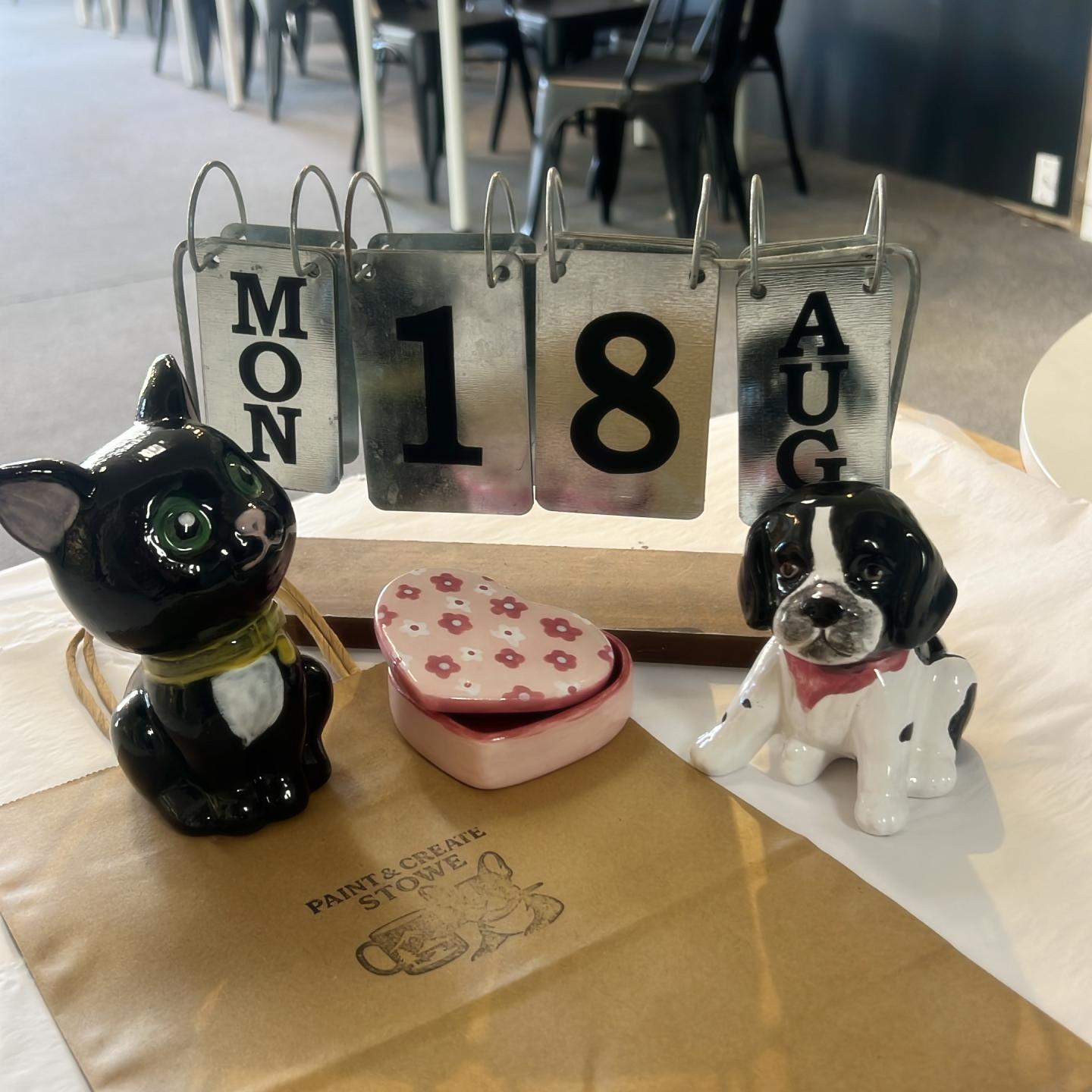 Calendar with cat and dog figurines, set to Monday, 18 August.