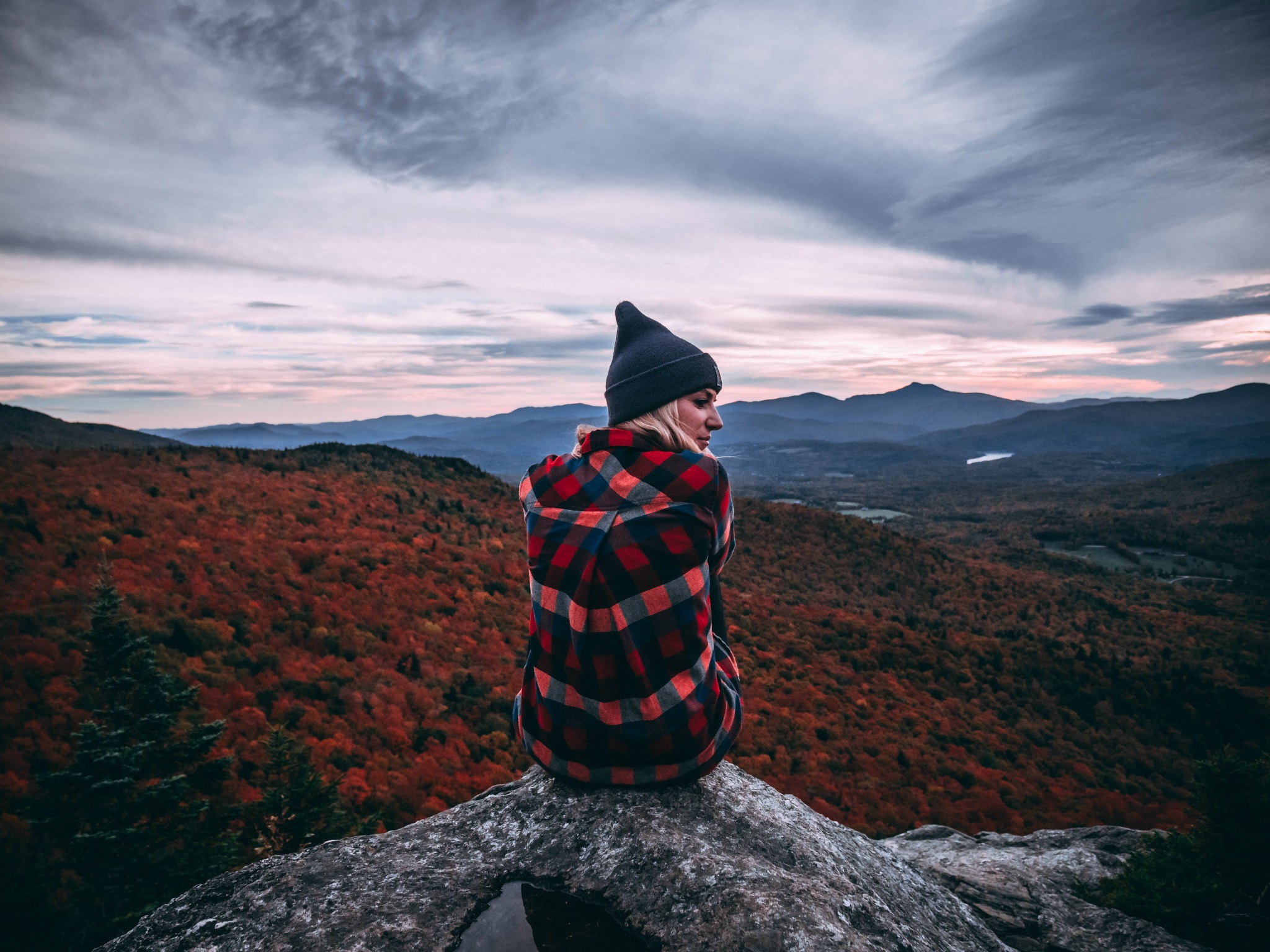 Fall Hiking Outfit from Stowe Vermont #hikingoutfit #stowe #womenwhohi, stowe vermont